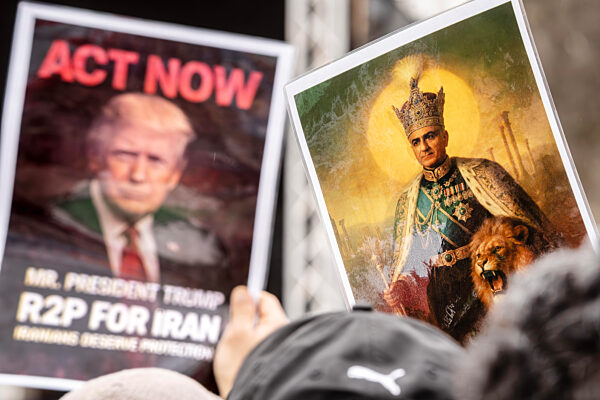 Plakate US-Präsident Donald Trump Act Now und Schah Reza Pahlavi, bei Großdemonstration gegen die Regierung im Iran, 250.000 Teilnehmer bei Kundgebung auf der Theresienwiese, München, 14. Februar 2026