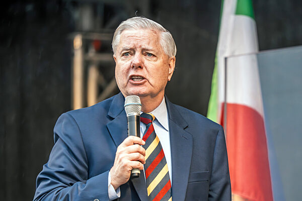 Lindsey Graham, US-Senator, Republikaner, iranische Flagge, Großdemonstration gegen die Regierung im Iran, 250.000 Teilnehmer bei Kundgebung auf der Theresienwiese, München, 14. Februar 2026
