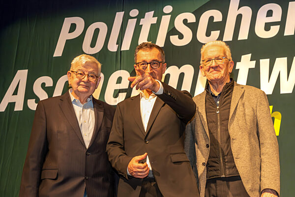 Politischer Aschermittwoch der GRÜNEN mit Cem Özdemir (Mitte) und Ehrengast Joschka Fischer. (links) und Winfried Kretschmann, Ministerpräsident, Biberach, 18. Februar 2026