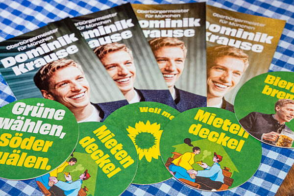 Wahlkampfmaterial der Grünen zur Kommunalwahl, mit Flyer Dominik Krause, OB-Kandidat der Münchner Grünen, und Bierdeckel, Wahlkampftermin, Grüner Abend beim  Starkbierfest im Giesinger Bräu, München, 23. Februar 2026