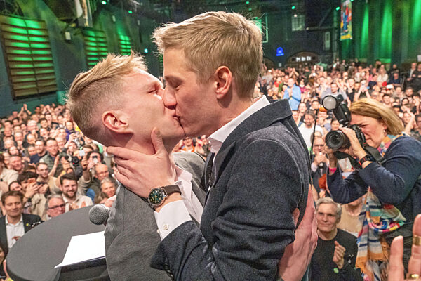 Dominik Krause, GRÜNE, neuer Müchner Oberbürgermeister, küsst seinenFreund Sebastian Müller, nach seinem Wahlsieg in der OB-Stichwahl, GRÜNEN-Wahlparty, Muffathalle, abends, München, 22. März 2026