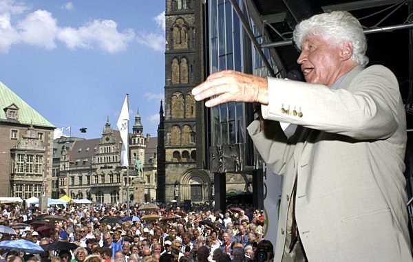 Gotthilf Fischer dirigiert auf dem Bremer Marktplatz