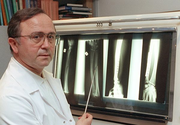 Fußball: Arzt mit Röntgenbild von Völlers Verletzung