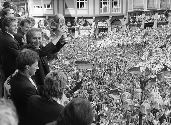 Soccer World Cup 1990: Germany welcomes Germany's national soccer team
