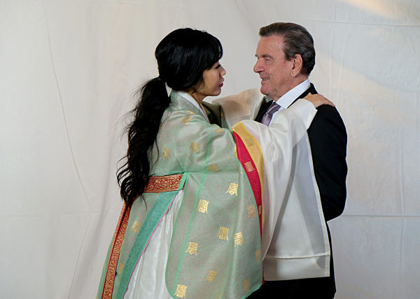 EXCLUSIVE: Altkanzler Schröder feiert Hochzeitsparty in Berlin