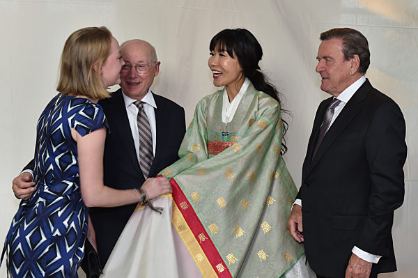 EXCLUSIVE: Altkanzler Schröder feiert Hochzeitsparty in Berlin