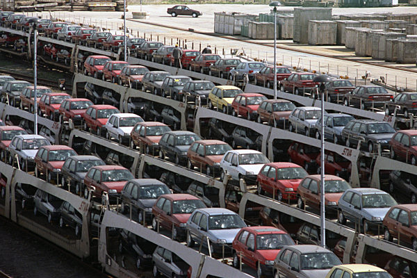 Ein riesiger PKW-Umschlagplatz hat sich im Rostocker Seehafen etabliert...