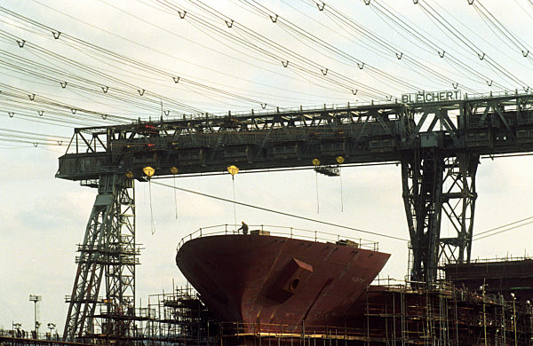 Ein Wahrzeichen der Rostocker Werft, die Kabelkran-Anlage...