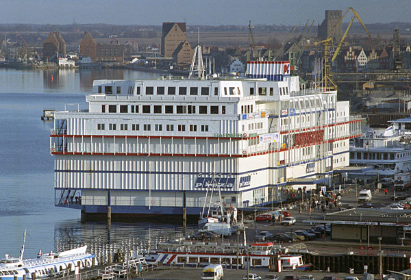 Europas größtes schwimmendes Kaufhaus, das "Port-Center" am Rostocker...