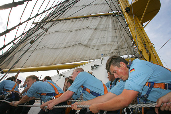An Bord der Gorch Fock werden am Montag (10.08.2009) die Segel gesetzt...