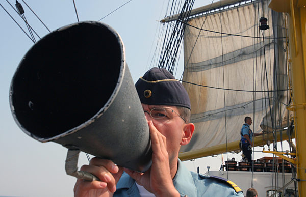 An Bord der Gorch Fock gibt der Wachoffizier...