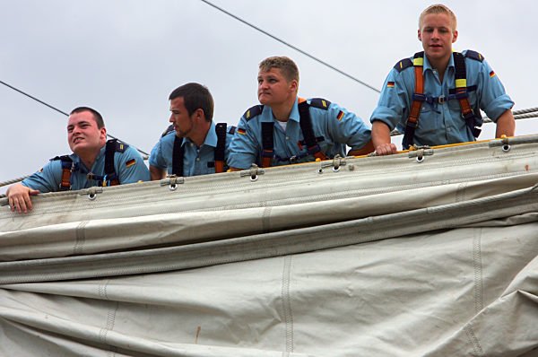 In der Takelage der Gorch Fock warten Matrosen am Montag (10.08...