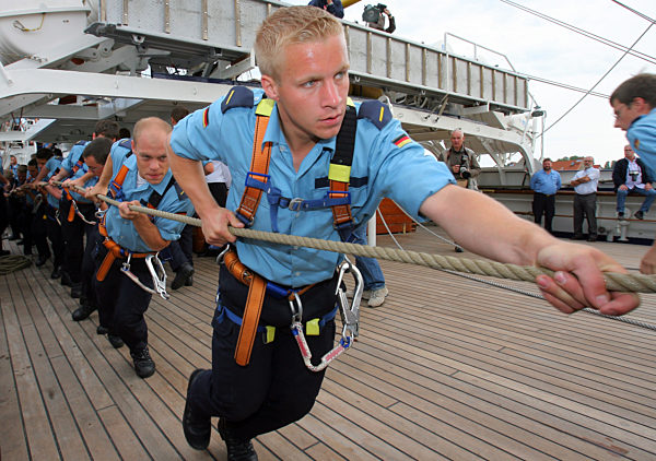 An Bord der Gorch Fock werden am Montag (10.08.2009) die Segel gesetzt...