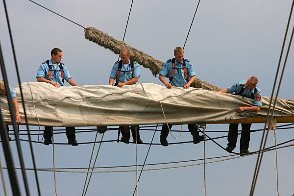 Matrosen am Montag (10.08.2009) an Bord der Gorch Fock in der Takelage beim...