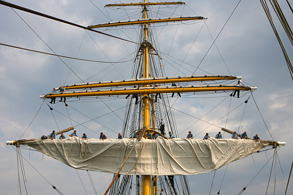 Matrosen am Montag (10.08.2009) in der Takelage der Gorch Fock beim Einholen...