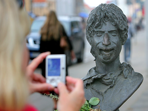 Eine Touristin fotografiert am Dienstag (11.08...