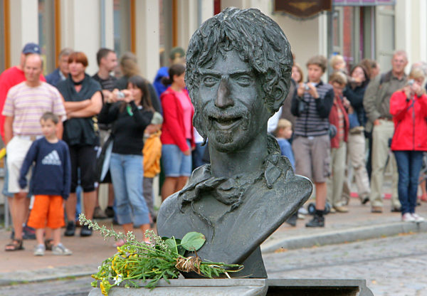 An der Büste des US-amerikanischen Rockmusikers Frank Zappa (1940-1993) in...