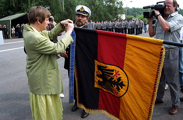 Truppenfahne übergeben (Archivfoto und Text 1993)