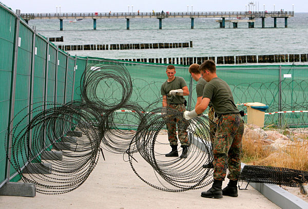 Bundeswehrsoldaten bauen am Montag (10.07...