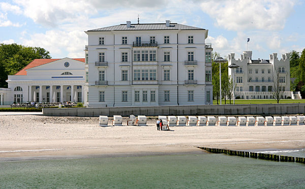 Ostseebad Heiligendamm Den Grundstein für das Seebad Heiligendamm legte 1793 Friedrich Franz I. von Mecklenburg-Schwerin, als er auf Anraten seines Arztes eine Sommerresidenz zu Kurzwecken anlegen ließ Das erste Badehaus wurde am 21. September 1793 eröffnet. Die "Weiß Stadt am Meer", so genannt wegen der auch von der See aus gut sichtbaren weßen neoklassizistischen Häuser in Strandnähe, ist vor allem nach der aufwändigen Restaurierung der Gebäude in den letzten Jahren stets eine Reise wert. International bekannt wurde Deutschlands ältestes Seebad durch den G8-Gipfel im Juni 2007 -  und das entsprechende "Familienfoto" im Strandkorb.