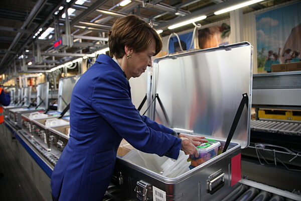 Präsidentengattin Elke Büdenbender besucht Unicef-Warenlager