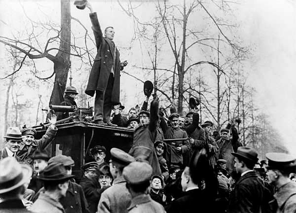 WR - Spartakusaufstand (05.01.1919) In den Berliner Revolutionswirren nach Ende des Ersten Weltkriegs hatte ein kommunistischer Revolutionsausschuss unter der Führung von Karl Liebknecht in der Nacht zum 6. Januar 1919 die Regierung des Sozialdemokraten Friedrich Ebert für abgesetzt erklärt. Wenige Tage vor der Wahl zur Nationalversammlung am 19. Januar 1919 eskalierten daraufhin in der Reichshauptstadt Massendemonstrationen zum offenen Bürgerkrieg. Bis zum 12. Januar schlugen Regierungstruppen den sogenannten "Spartakusaufstand" nieder. Zahlreiche Menschen starben oder wurden verletzt. Prominenteste Opfer waren Karl Liebknecht und Rosa Luxemburg, sie wurden am 15. Januar gefangen genommen und ermordet.
