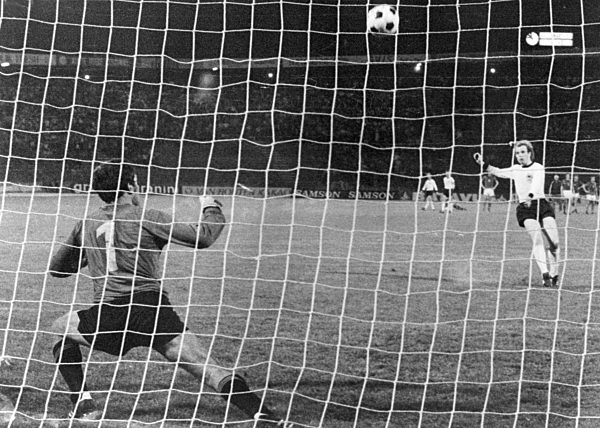 Fußball-EM '76: Uli Hoeneß verschießt Final-Elfmeter