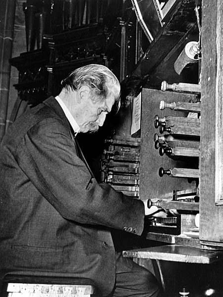 Albert Schweitzer an der Orgel