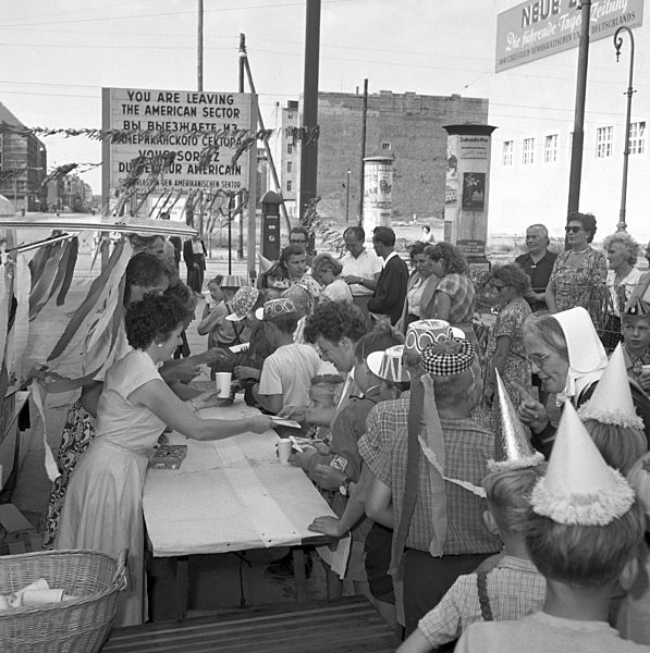 Berlin - Kinderfest an Sektorengrenze 1954