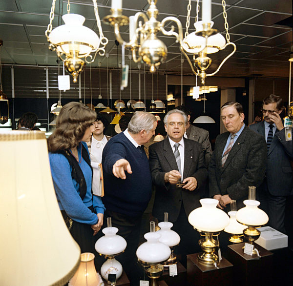 Betriebsfunktionäre und Generaldirektor Werner Meyer (Mitte) des...