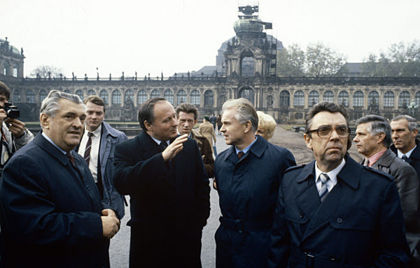 Der Ministerpräsident des Saarlandes, Oskar Lafontaine (2.v.l...