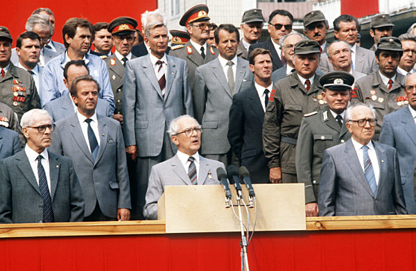Der DDR-Partei- und Staatschef Erich Honecker (am Mikrofon) bei seiner Rede...