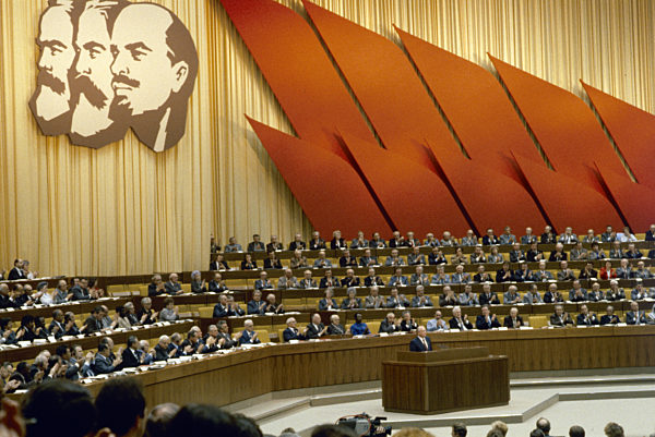 Michail Gorbatschow (am Rednerpult), Generalskretär des ZK der KPdSU...