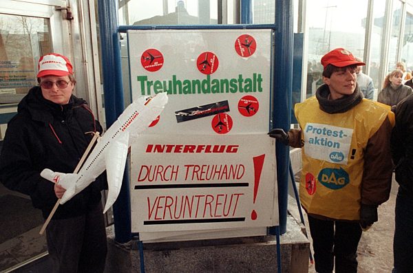 Mitarbeiter der Interflug protestieren vor Treuhand (Archivfoto und Text 1991)