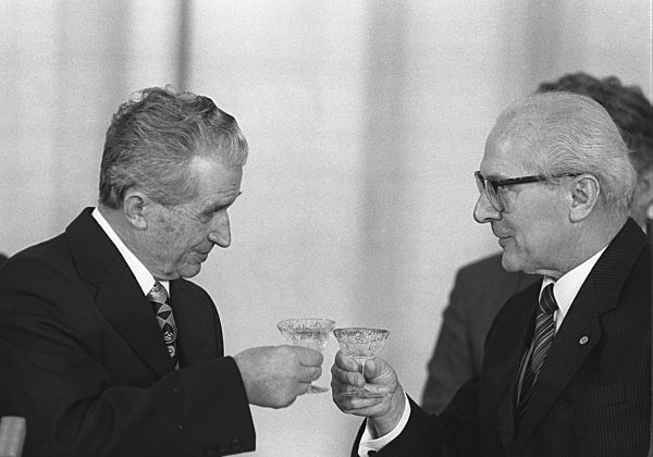 Erich Honecker mit Nicolai Ceaucescu (Archivfoto 1988, Text 1992)