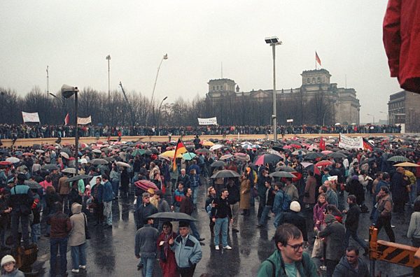 Grenzöffnung am Brandenburger Tor (Archivfoto 1989, Text 1991)