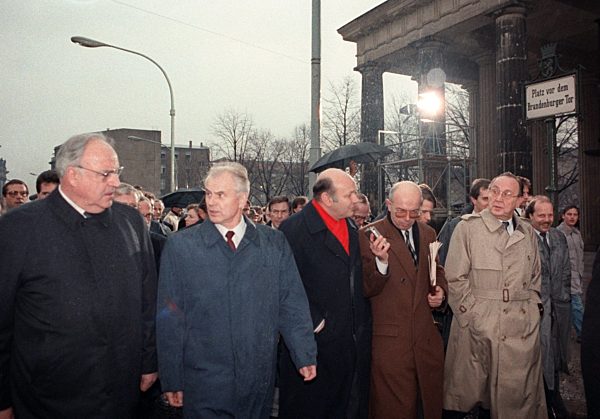 Öffnung des Brandenburger Tores (Archivfoto 1989, Text 1991)