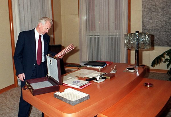 Hans Modrow im Büro (Archivfoto 1989 und Text 1992)