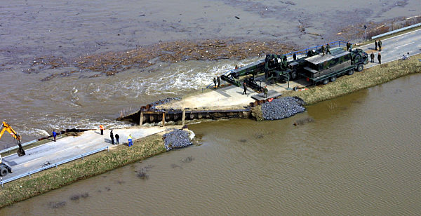 Soldaten der Bundeswehr bauen am Mittwoch (05.04...