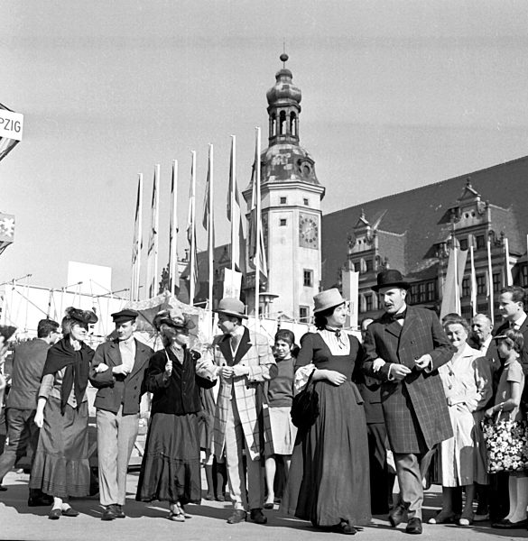 Teilnehmer des Umzugs zur 800-Jahrfeier Leipzigs flanieren in historischen...