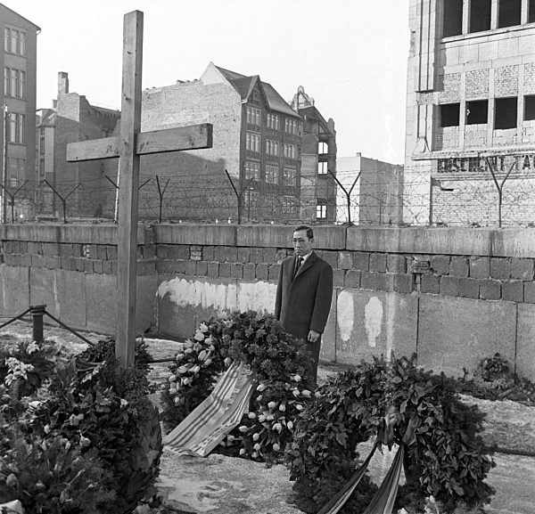 Präsident der Nationalversammlung von Vietnam am Ehrenmal für Peter Fechter