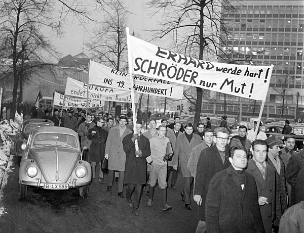 Studenten demonstrierten gegen Abbruch der Brüsseler EWG-Verhandlungen