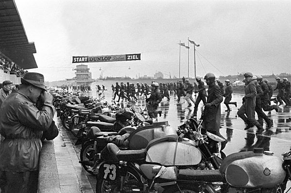 Internationales 24-Stunden-Rennen auf der Avus gestartet