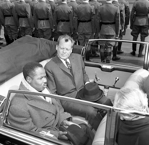 Präsident von Kamerun trug sich in das Goldene Buch von Berlin ein.