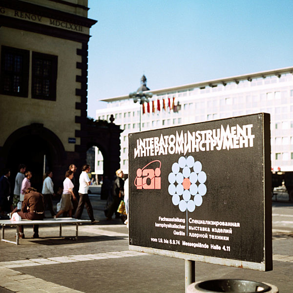Eine Werbetafel in deutscher und russischer Schrift am ALten Rathaus in...