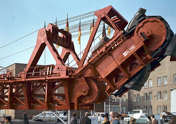 Ein Bagger für den Braunkohlebergbau auf dem Freigelände der Leipziger Messe...