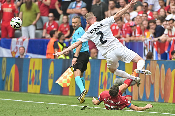 Fussball, Europameisterschaft, Slowenien - Serbien