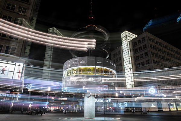 Weltzeituhr in der Nacht