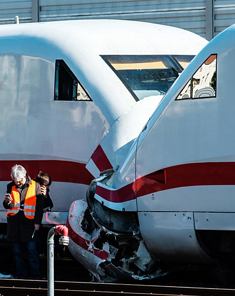 ICE stoßen beim Rangieren zusammen