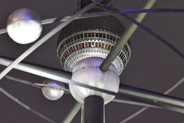 Eine helle Kugel am Nachthimmel